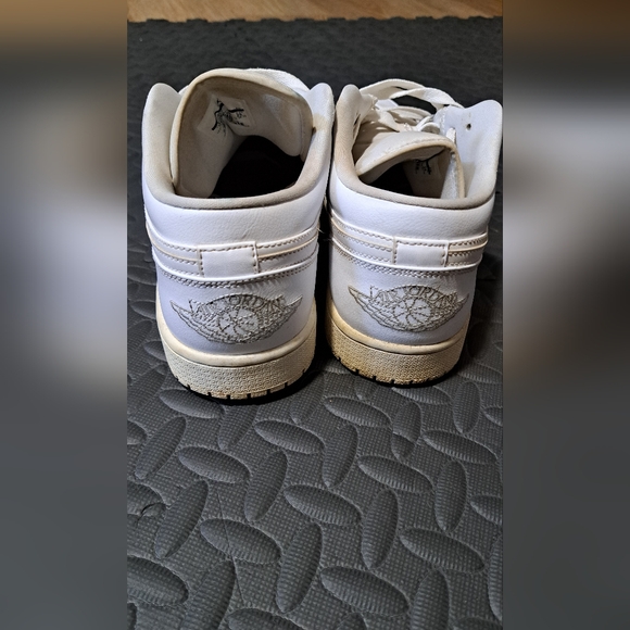 Air Jordans low - Picture 3 of 5